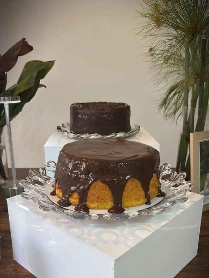 Bolo de chocolate com calda, especialidade da Adelaide