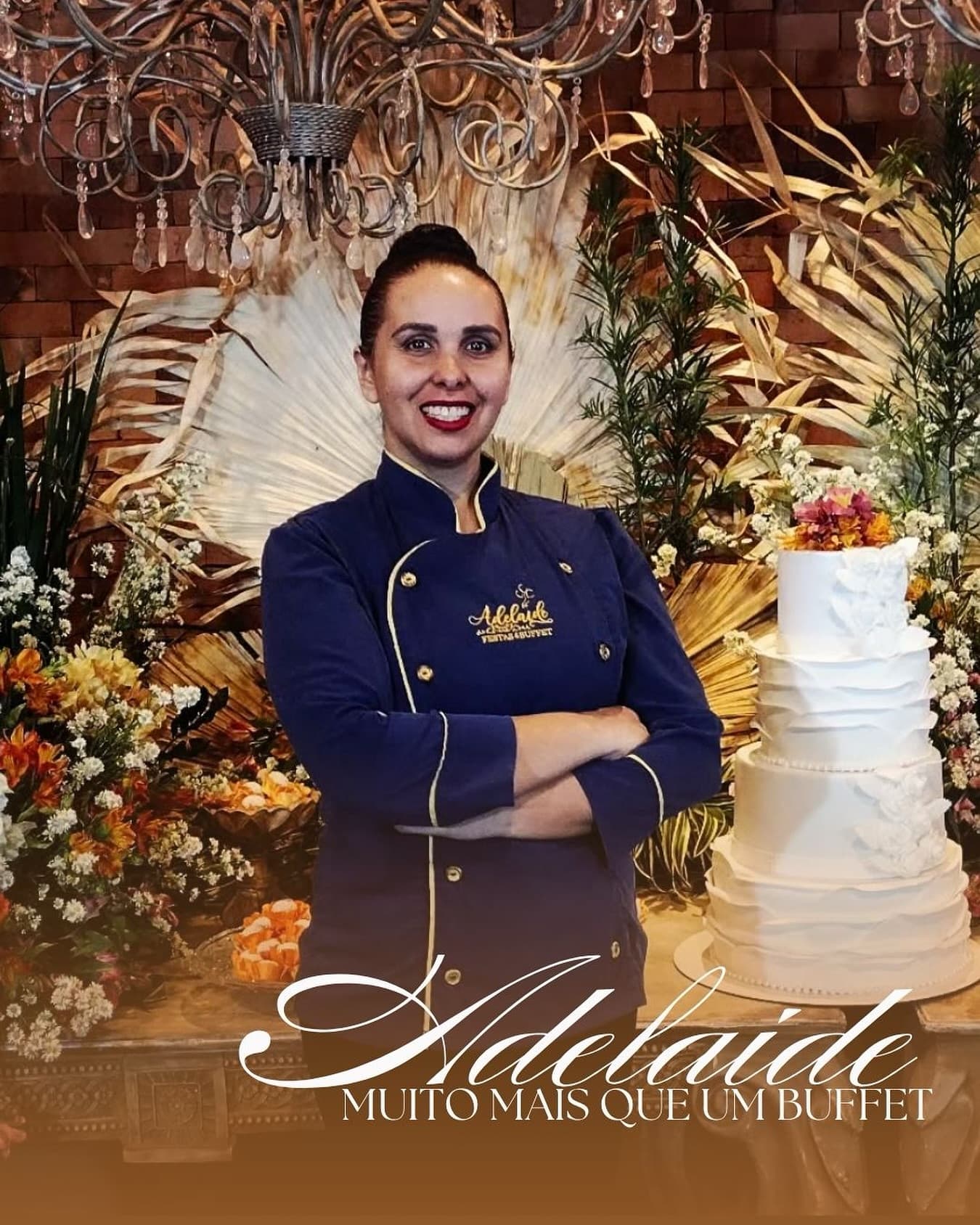 Adelaide, fundadora do buffet, ao lado de um bolo de casamento